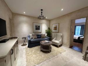 sala de estar con sofá y habitación con cama en Villa Serena Val’Quirico en Santeagueda