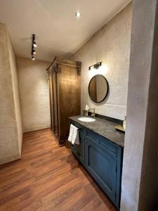 a bathroom with a sink and a mirror at Villa Serena Val’Quirico in Santeagueda