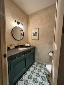 uma casa de banho com um lavatório e um espelho em Villa Serena Val’Quirico em Santeagueda