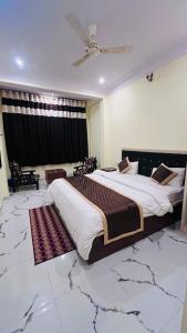 a large bedroom with two beds and a ceiling at The Comfort Home Stay Ranthambhore in Sawāi Mādhopur