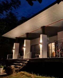 ein Gebäude mit Lichtern an der Seite in der Nacht in der Unterkunft บ้านสวนภาคินรัตน์ 