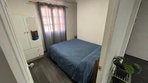 ein Schlafzimmer mit einem blauen Bett und einem Fenster in der Unterkunft Departamento en segundo piso de casa familiar in Iquique
