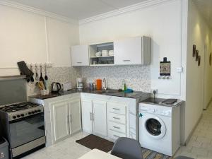 a kitchen with a washing machine and a washer at BLEU TROPICAL in Grand Baie