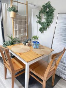 mesa de comedor con 2 sillas y botellas de agua en Private studio near Green Lake/Lightrail/I-5 en Seattle