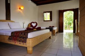 Un dormitorio con una cama con una decoración de corazón. en Argasoka Bungalows, en Ubud