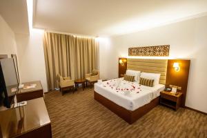Postel nebo postele na pokoji v ubytování Hamdan Plaza Hotel Salalah, an HTG Hotel