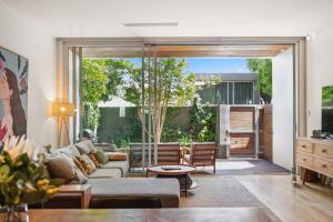 Φωτογραφία από το άλμπουμ του Arcady a modern townhouse in Norwood σε Kensington and Norwood