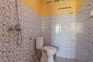 a bathroom with a toilet and a shower at Villa Strawberry Sembalun in Sembalunbumbung