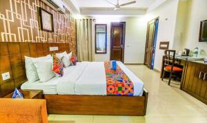 1 dormitorio con 1 cama grande en una habitación en FabHotel SP Plaza Greater Kailash, en Nueva Delhi
