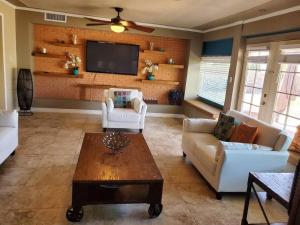 Μια τηλεόραση ή/και κέντρο ψυχαγωγίας στο Spacious West El Paso 19 min from Airport, Fort Bliss Military Base