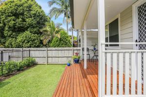 une terrasse couverte d'une maison avec une terrasse en bois dans l'établissement Tea Gardens Cosy Cottage, à Tea Gardens