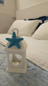 a blue starfish sitting on top of a bed at Room34Trani in Trani