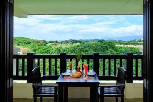ボラカイにあるApo 201-Alta Vista De Boracayの眺めの良いバルコニーにテーブルと椅子が置かれている