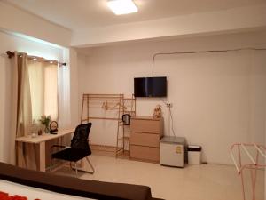 TV a/nebo společenská místnost v ubytování Holiday House Kata & Karon Phuket Hotel
