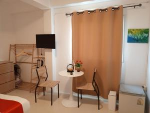 TV a/nebo společenská místnost v ubytování Holiday House Kata & Karon Phuket Hotel