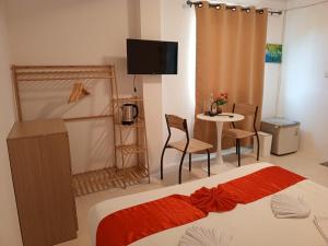 TV a/nebo společenská místnost v ubytování Holiday House Kata & Karon Phuket Hotel