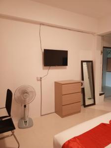 TV a/nebo společenská místnost v ubytování Holiday House Kata & Karon Phuket Hotel