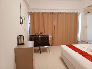 Postel nebo postele na pokoji v ubytování Holiday House Kata & Karon Phuket Hotel