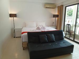 Postel nebo postele na pokoji v ubytování Holiday House Kata & Karon Phuket Hotel