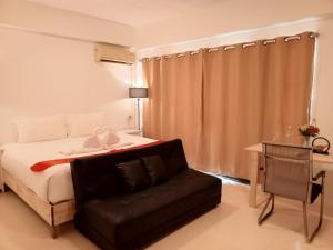 Postel nebo postele na pokoji v ubytování Holiday House Kata & Karon Phuket Hotel