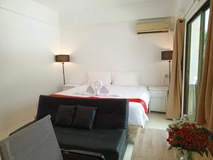 Postel nebo postele na pokoji v ubytování Holiday House Kata & Karon Phuket Hotel