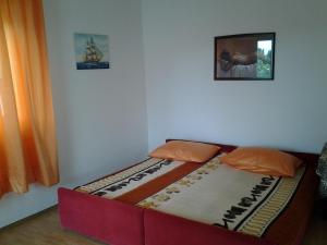 Een bed of bedden in een kamer bij Apartment Novo Marija