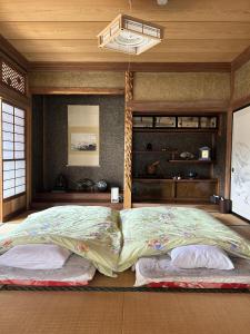 um quarto com duas camas num quarto em 福寿苑　Fukujuen em Oshino