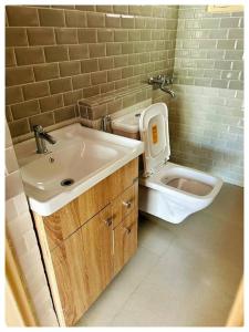 łazienka z umywalką i toaletą w obiekcie 2 Bedroom Pine View Cottage with Lawn w mieście Nainital