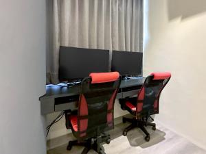 una oficina con dos sillas y un escritorio con dos monitores en 福棧 Full.Inn, en Dajia
