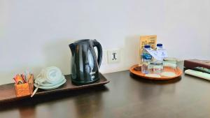 uma máquina de café sentada numa mesa com uma bandeja em Satriya Cottages em Kuta