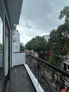 ホーチミン・シティにあるKhánh Nguyễn Luxury Apartment, balcony street view, large bathtubの市街の景色を望むバルコニー