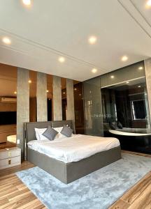 1 Schlafzimmer mit einem großen Bett und einem Badezimmer in der Unterkunft Khánh Nguyễn Luxury Apartment, balcony street view, large bathtub in Ho-Chi-Minh-Stadt
