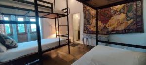 Poschodová posteľ alebo postele v izbe v ubytovaní The People Hostel