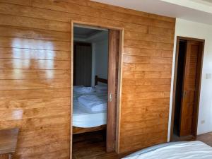 um quarto com um espelho e uma cama em Bagasbas House em Daet