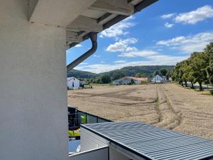 Blick auf ein Feld vom Balkon eines Hauses in der Unterkunft Penthouse Ob2 in Bad Essen