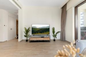 En TV eller et underholdningssystem på Supreme Luxury 2BR Apartment