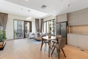 cocina y sala de estar con mesa y sillas en Supreme Luxury 2BR Apartment en Dubái
