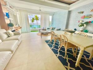 uma sala de estar com uma mesa e um sofá em 2 Bedroom At The Marbella Towers Beachfront num1705 em Juan Pedro