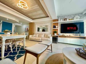 uma sala de estar com uma televisão e uma cozinha em 2 Bedroom At The Marbella Towers Beachfront num1705 em Juan Pedro
