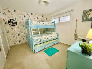 Postel nebo postele na pokoji v ubytování 2 Bedroom At The Marbella Towers Beachfront num1705 + 2 fotografie