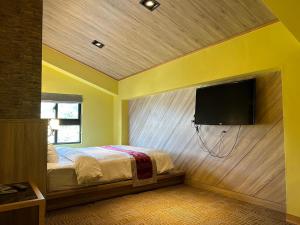 Ένα ή περισσότερα κρεβάτια σε δωμάτιο στο 埔里夏都華蔓山林日式會館 Puli Huaman Villa