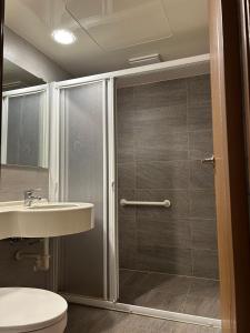 La salle de bains est pourvue d'une douche et d'un lavabo. dans l'établissement 埔里夏都華蔓山林日式會館 Puli Huaman Villa, à Puli