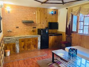 uma sala de estar com uma mesa e uma cozinha em Manu Villa - 1,2,3 Bedroom Personal Luxury Villas Available in Manali em Manali