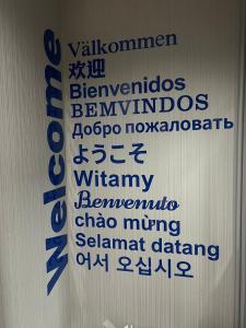 un cartel con un montón de idiomas diferentes en CK Residence, en Songkhla