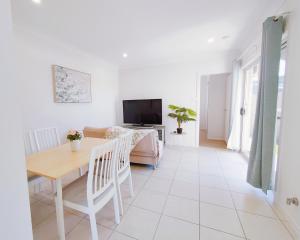 TV a/nebo společenská místnost v ubytování GablesBox HilMaraylya 2Br granny flat with WiFi