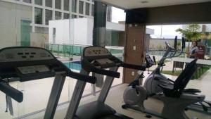 a gym with two exercise bikes in a building at Flat de luxo no Jade Park Sul Brasília-DF in Brasilia