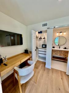 a kitchen with a desk and two chairs in a room at Location, location, location! 10 steps to the beach in San Diego