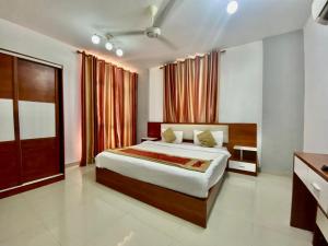 a bedroom with a large bed and a window at Wanasa Inn Apartments in Mawāliḩ