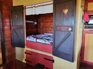 a room with a bed inside of a cabin at Op e Mieden in Bartlehiem