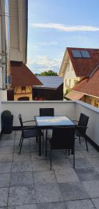 een terras met een tafel en stoelen op een balkon bij FeWo Weishaupt in Tettnang
